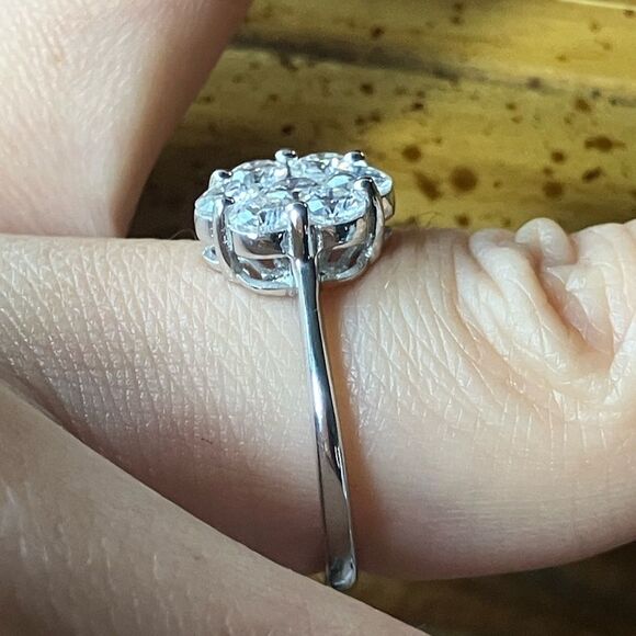 Genuine Moissanite Sterling Silver Ring Size 7 - Picture 3 of 9